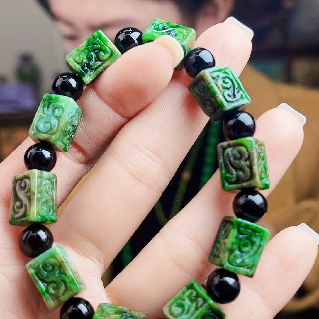 颈饰未镶嵌翡翠多样性