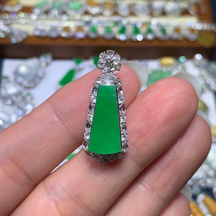 翡翠颈饰18K金镶嵌冰绿无事牌