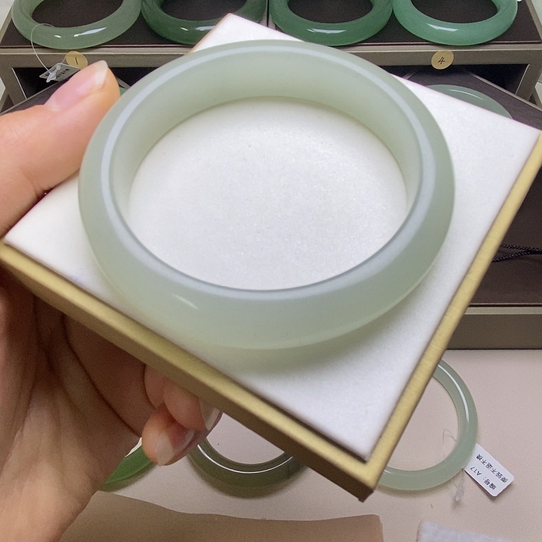 东陵石未镶嵌手镯