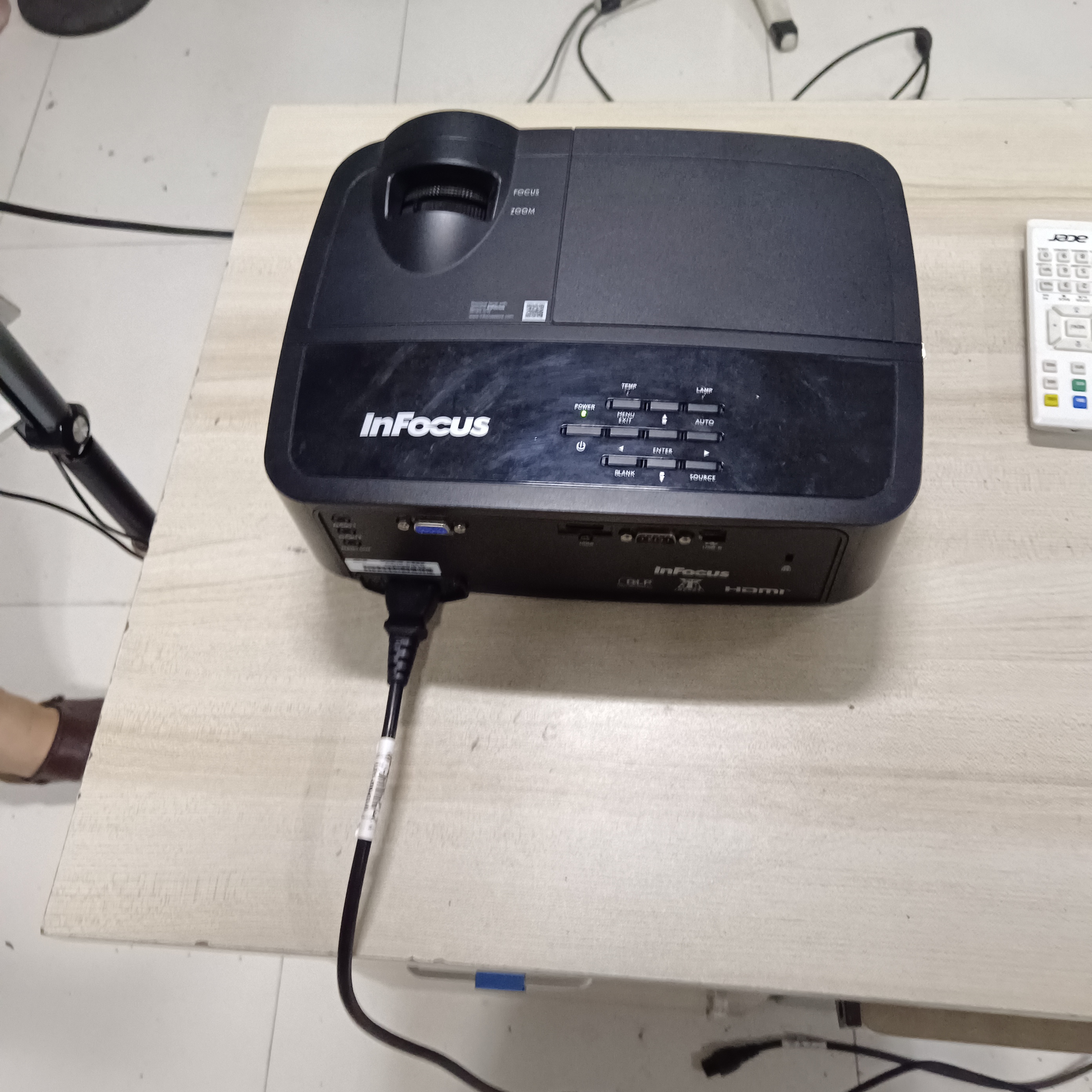 8新  九成新长焦1080p高清投影仪，1920*1080分辨率