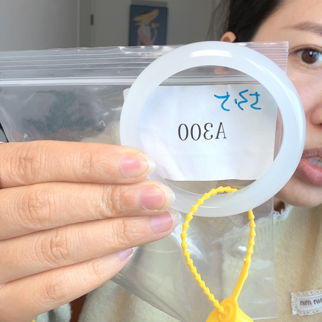 东陵石未镶嵌手镯和手牌的颜色