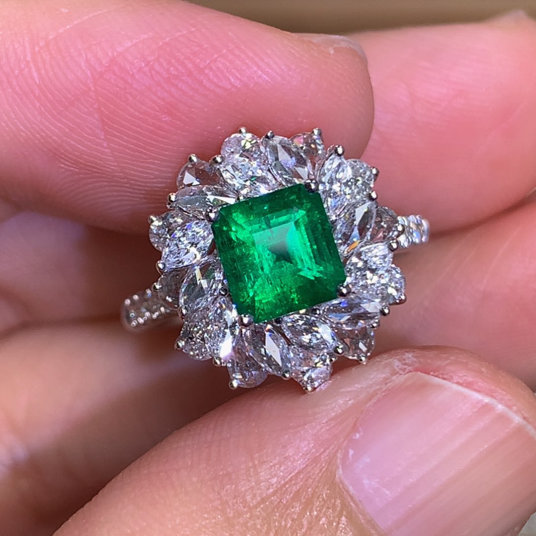 祖母绿戒指18K金镶嵌