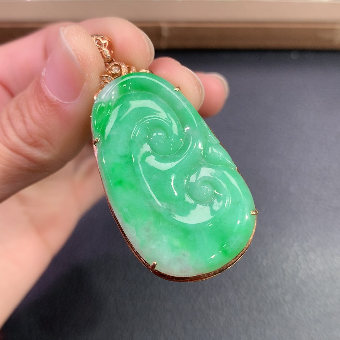 翡翠吊坠(赠链)18K金镶嵌