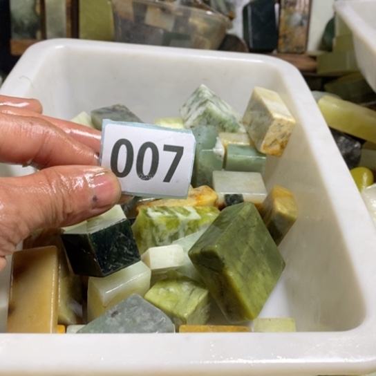 【闪购商品】未镶嵌蛇纹石玉珠宝玉器红**人
