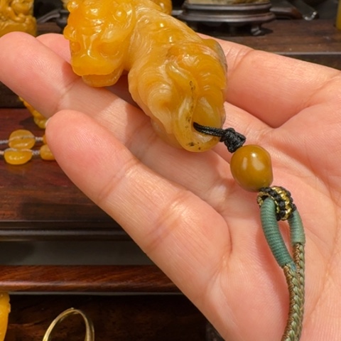 寿山石其他用****5田黄手把件