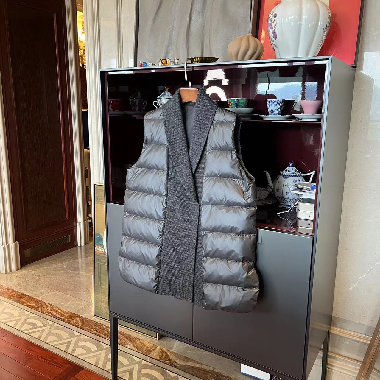 漫颜刘山羊绒灰色鹅绒羽绒马夹2023秋冬新品无袖V领单排扣上衣