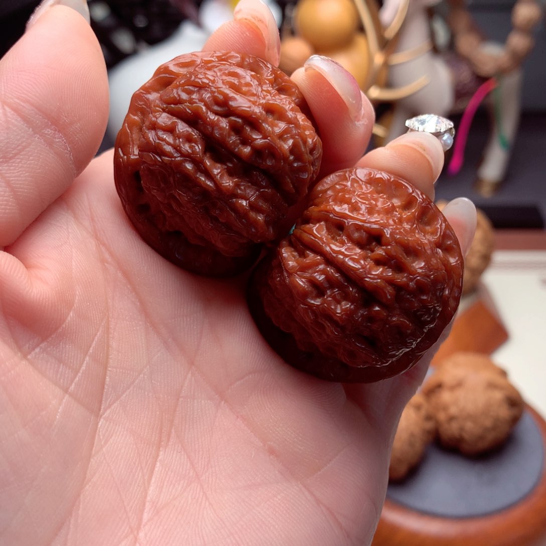 文玩核桃吊坠爷****呵血麒麟。  6号