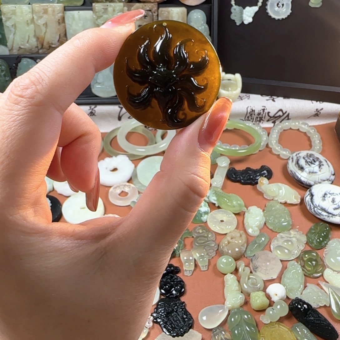 蛇纹石玉颈饰未镶嵌狐狸牌