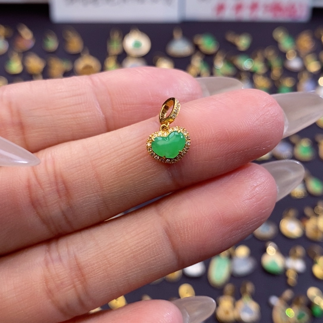 ****跳翡翠18K金镶嵌颈饰翡翠