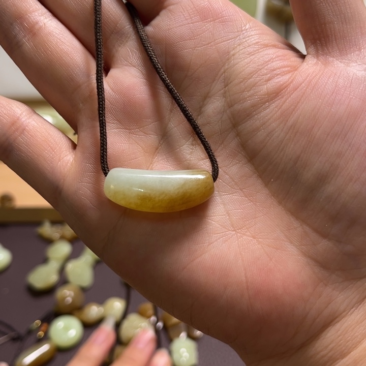 锦***希和田玉未镶嵌颈饰