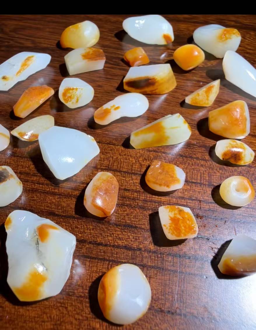 新疆和田玉小籽奇石红皮白肉细腻质地观赏佳品