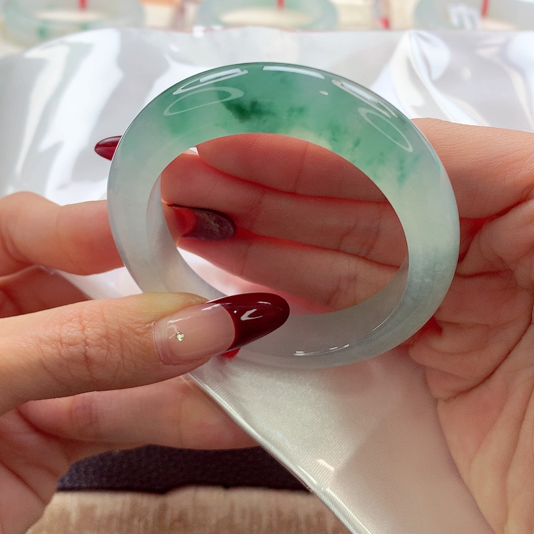 翡翠手镯（贵妃镯）未镶嵌52贵妃 灵