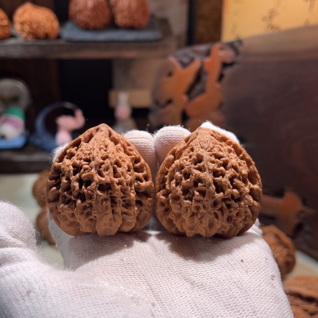 文玩核桃把件42虎头王有瑕疵