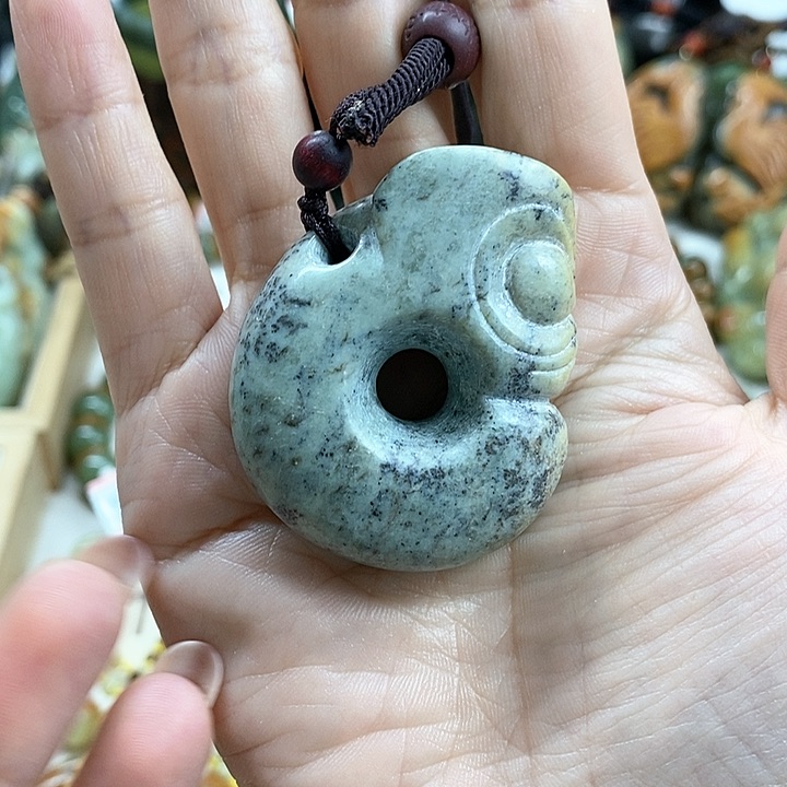 未镶嵌透闪石质玉把件