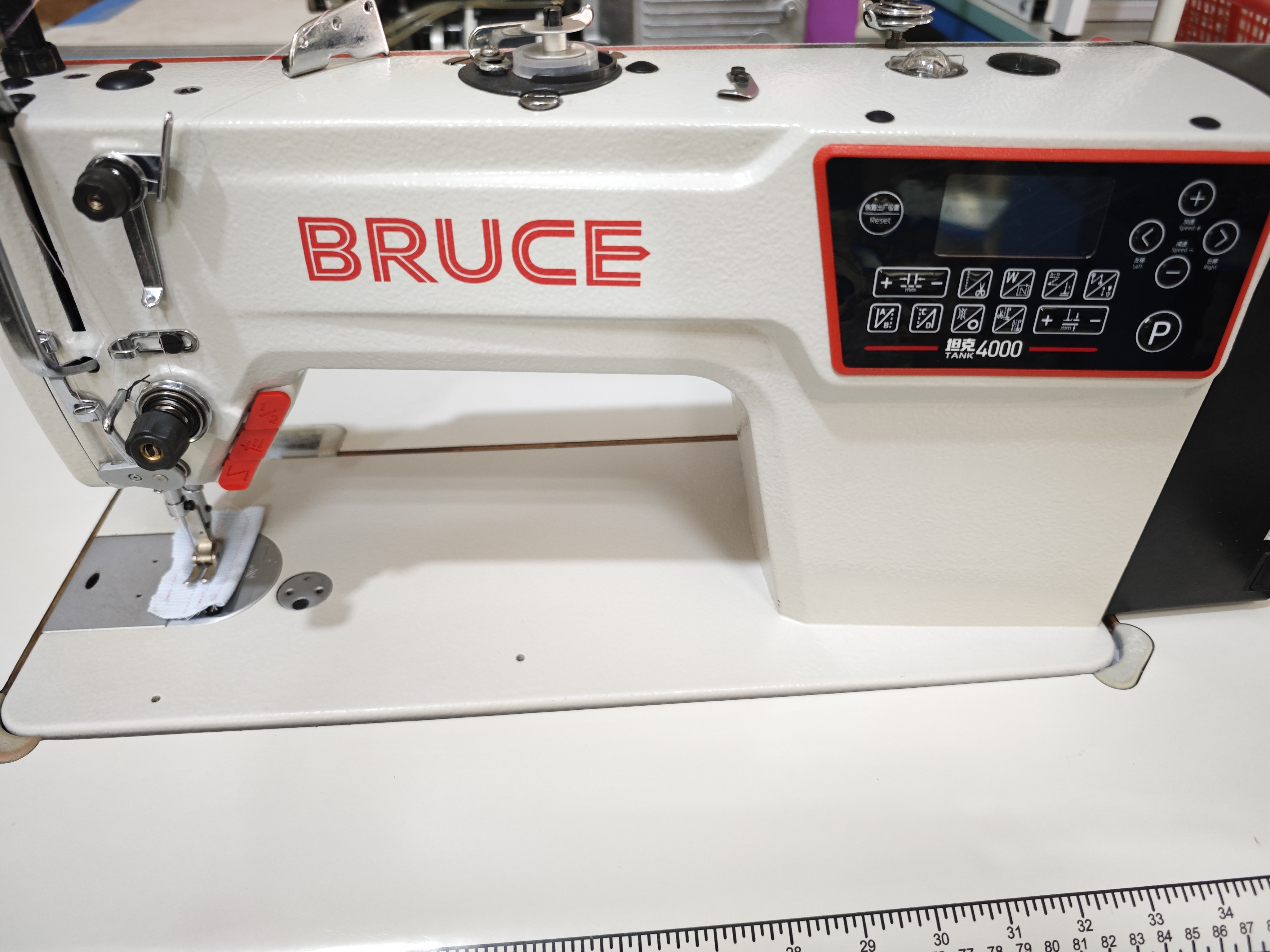 布鲁斯4000缝纫机，坦克全自动步进最新款，低磨损，质量保证。