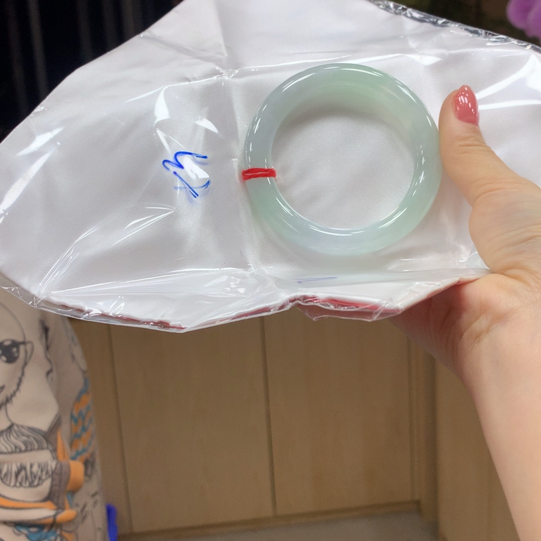 翡翠手镯未镶嵌不退不换