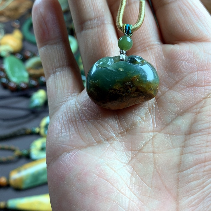 吊坠(赠链)未镶嵌岫岩河磨玉（透闪石质玉）