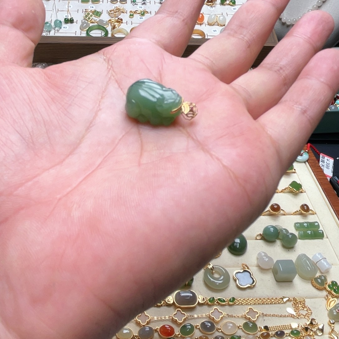 和田玉吊坠18K金镶嵌