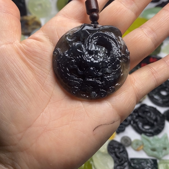 蛇纹石玉颈饰合金