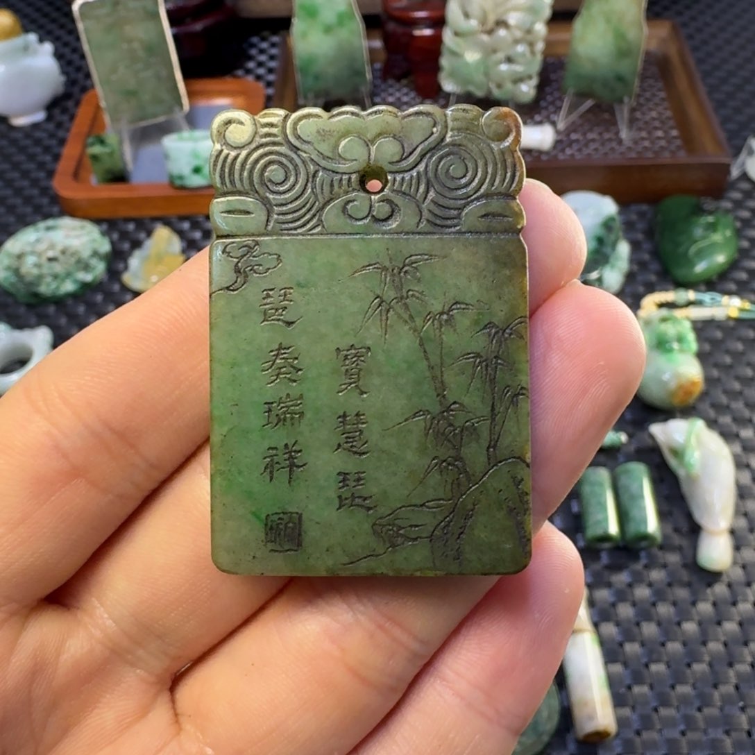 翡翠颈饰未镶嵌翡翠颈饰未镶嵌..
