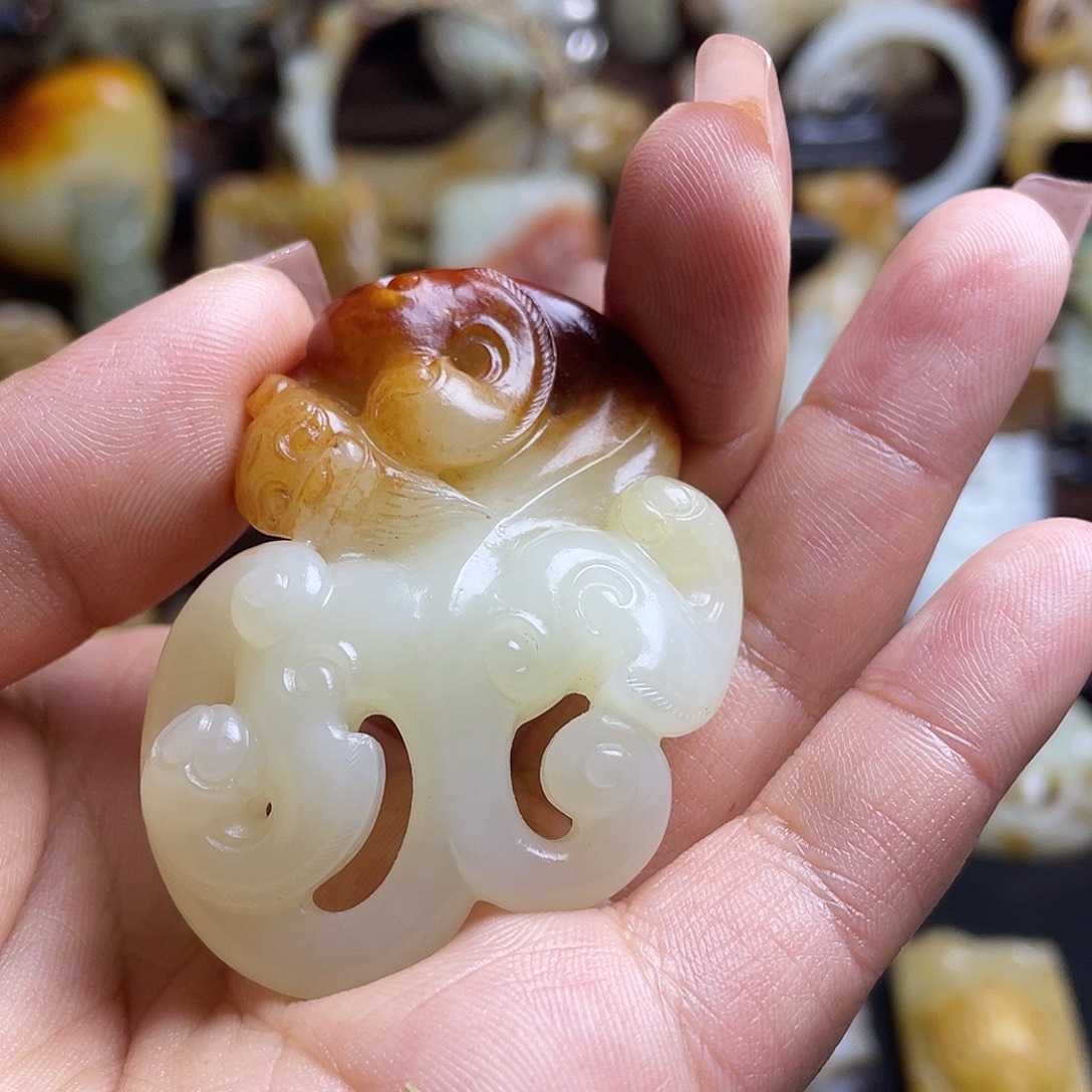 万***生和田玉未镶嵌颈饰