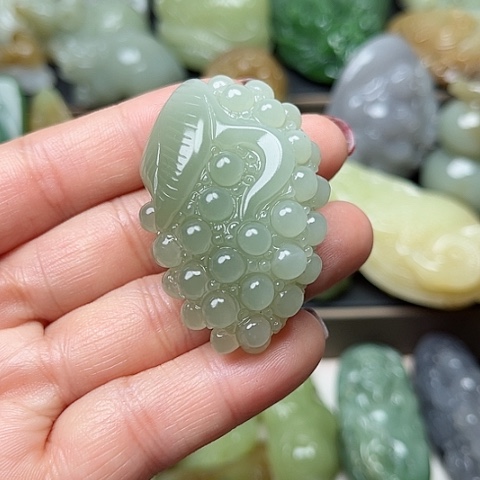 颈饰未镶嵌和田玉龍**人