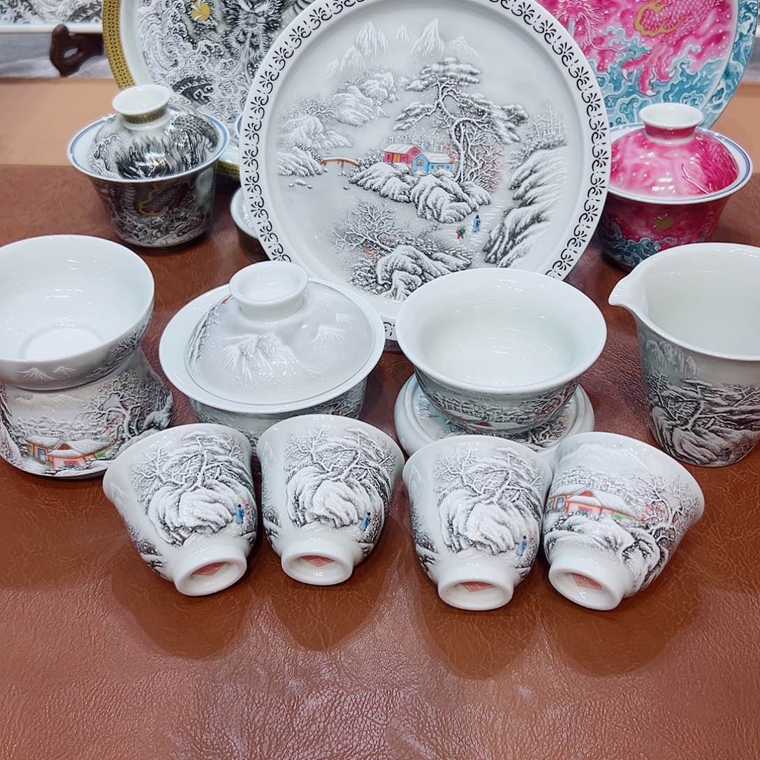 摆件景德镇市和上海浦东国际机场等地