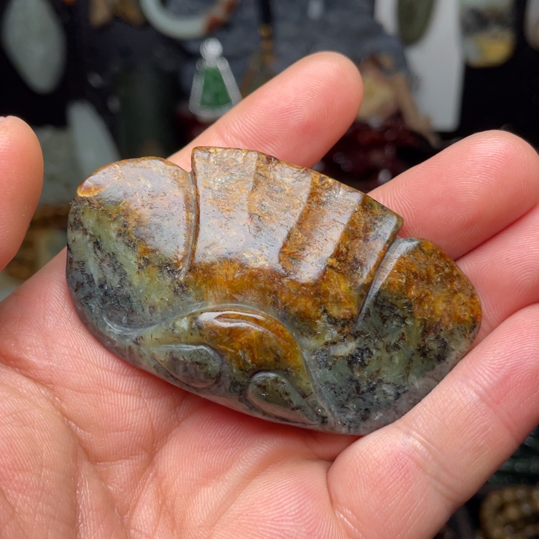 颈饰未镶嵌岫岩河磨玉（透闪石质玉）