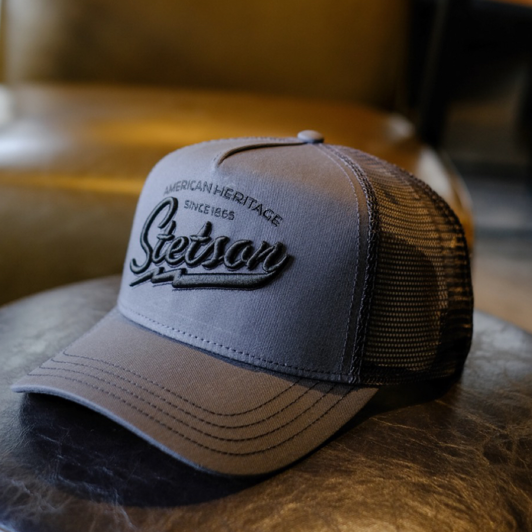 灰色字母卡车司机帽灰色网眼设计，经典刺绣款，