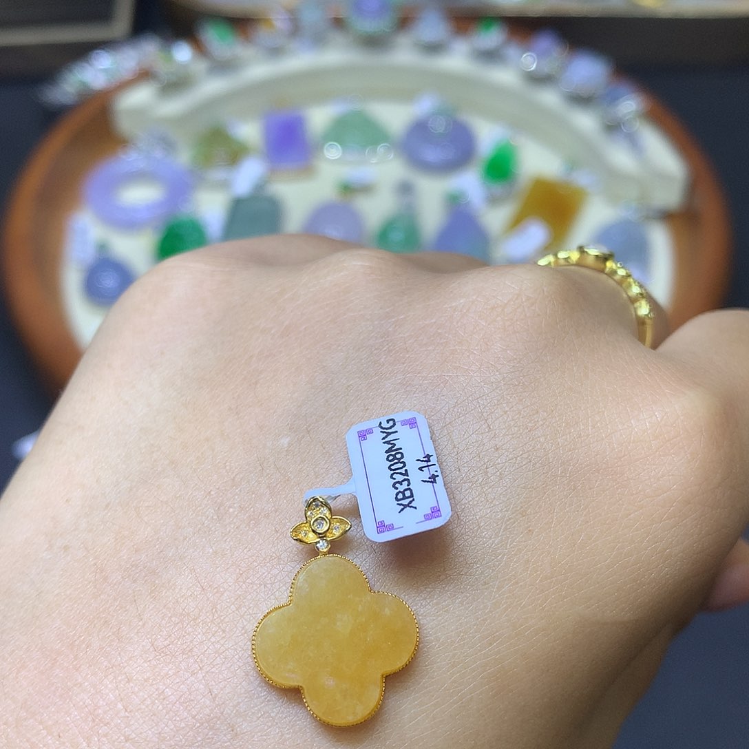 翡翠18K金镶嵌颈饰翡翠