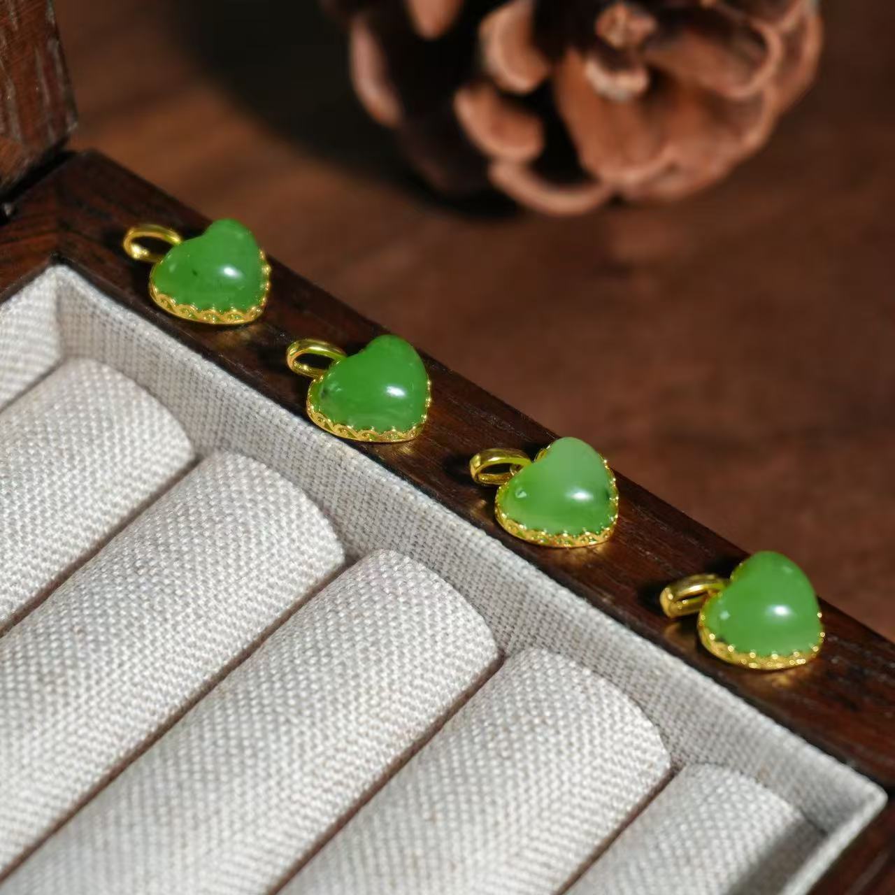 C1401 和田玉18K镶嵌 碧玉爱心小吊坠多样性发一