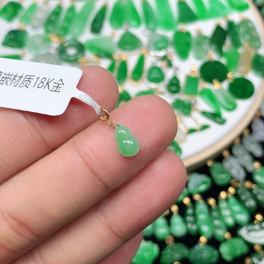 翡翠配石18K金扣头 小巧精美飘阳绿小葫芦