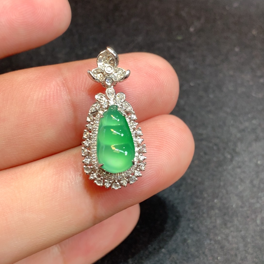 翡翠颈饰18K金镶嵌及****u吊坠