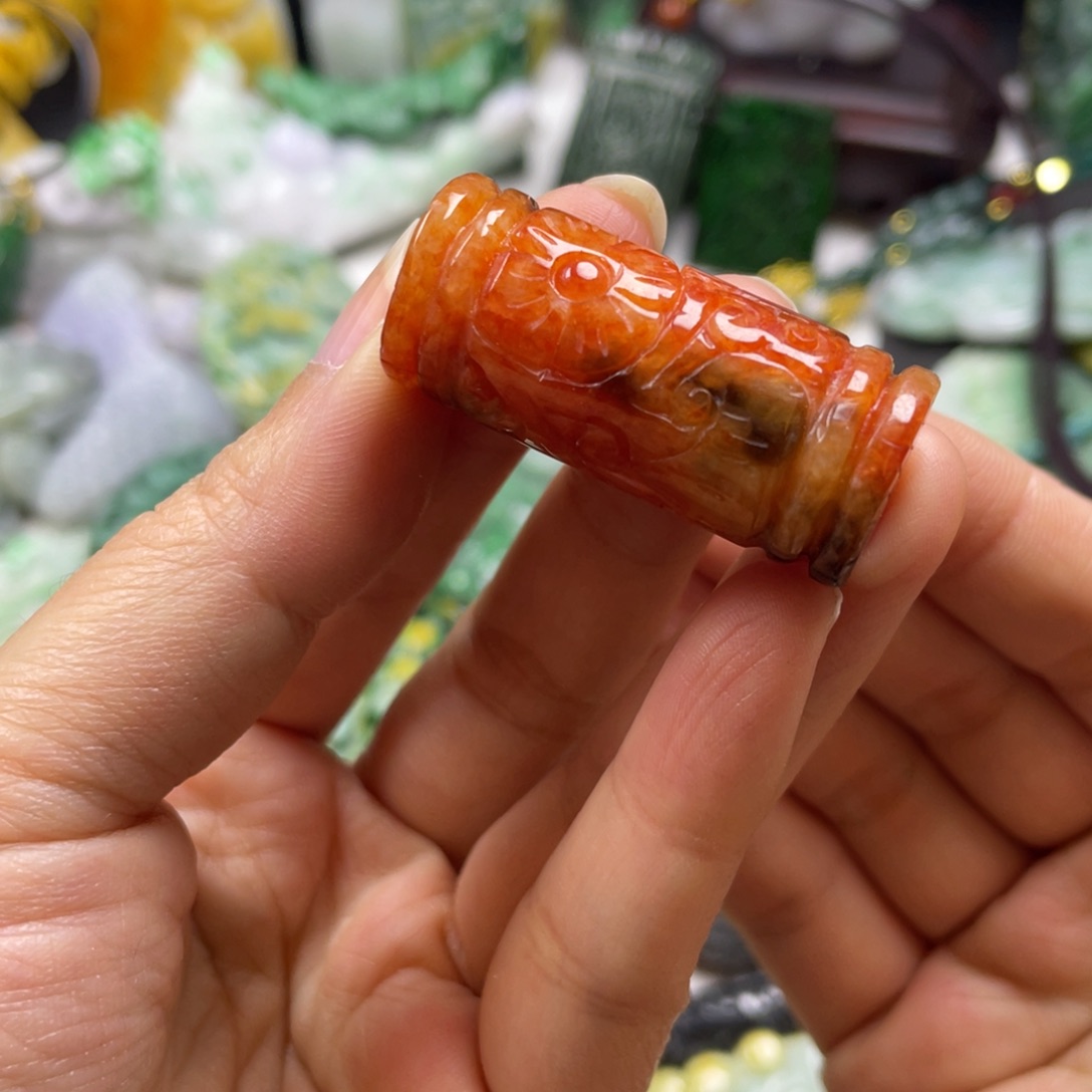 翡翠颈饰未镶嵌有****?牌子