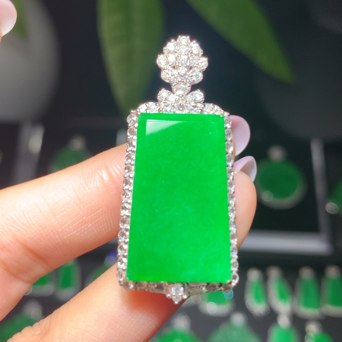 翡翠颈饰18K金镶嵌翡翠