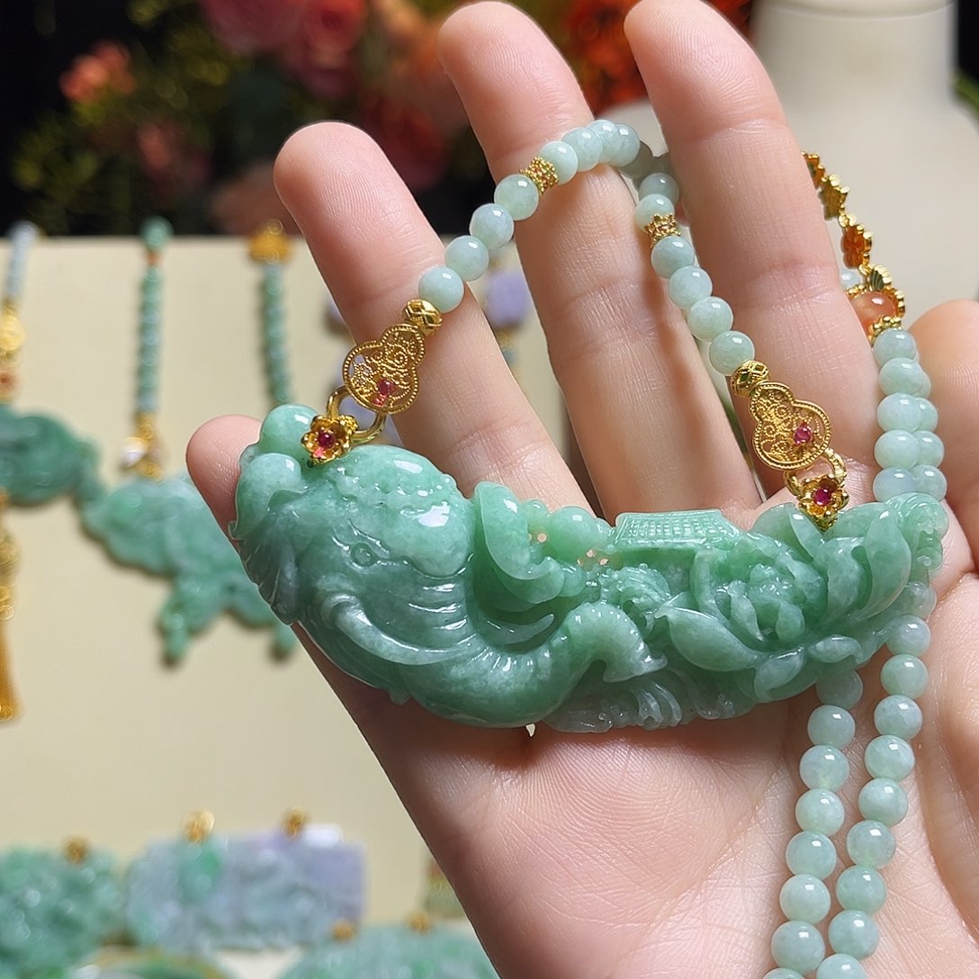 翡翠颈饰未镶嵌满绿弯弯