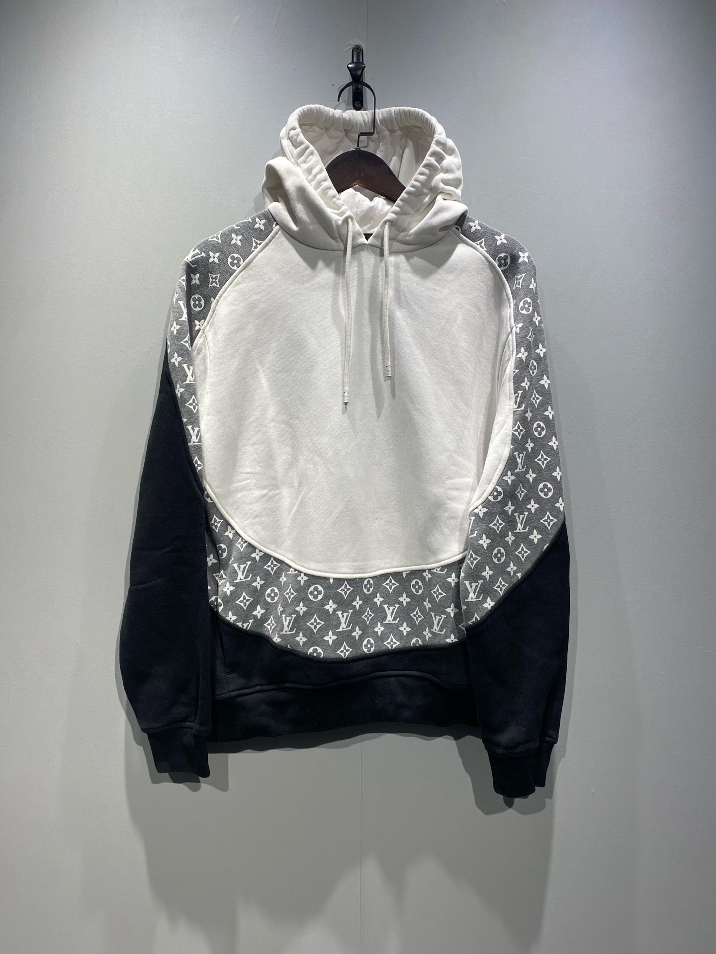 99新 LouisVuitton/路易威登 圆周率 黑白半印帽衫/m码/0418/