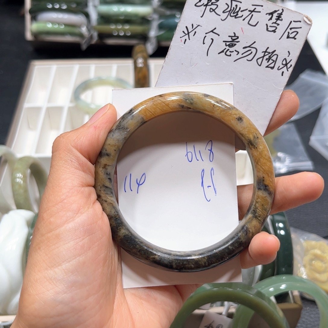 蛇纹石玉未镶嵌手镯