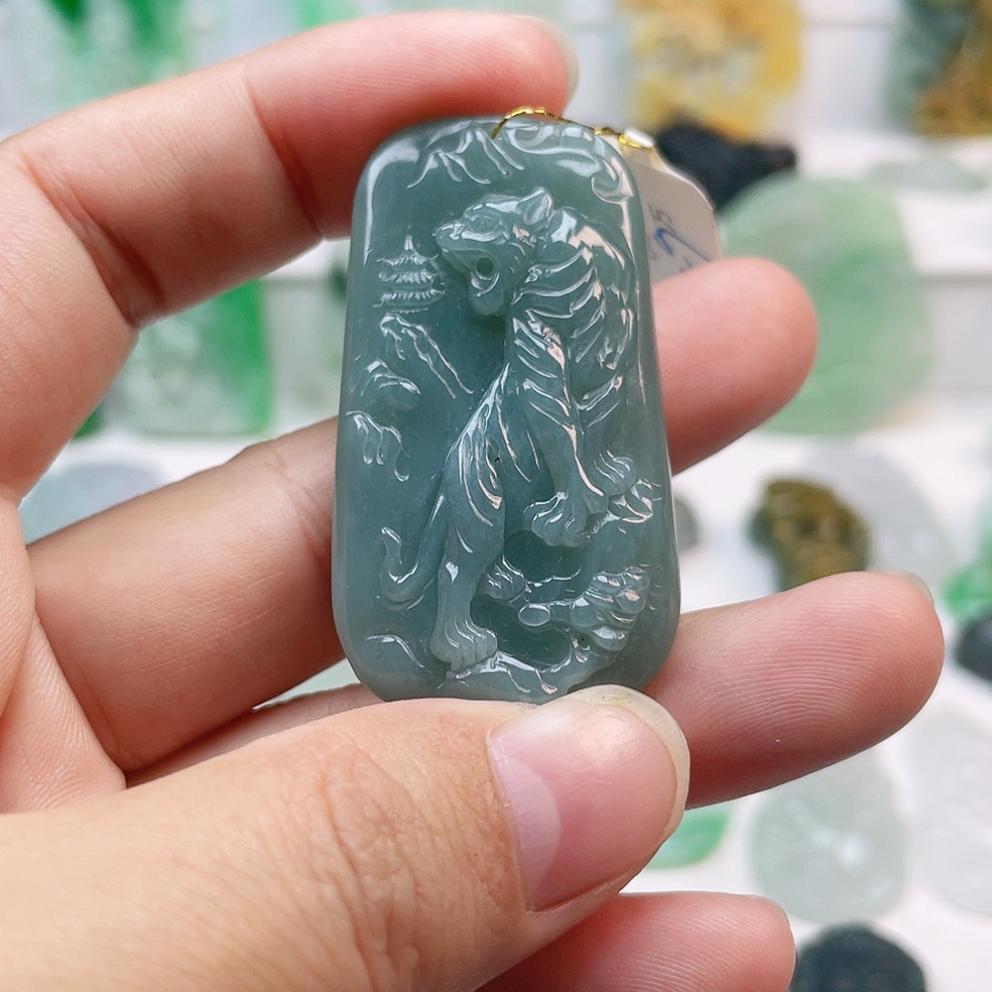 翡翠颈饰未镶嵌上山虎