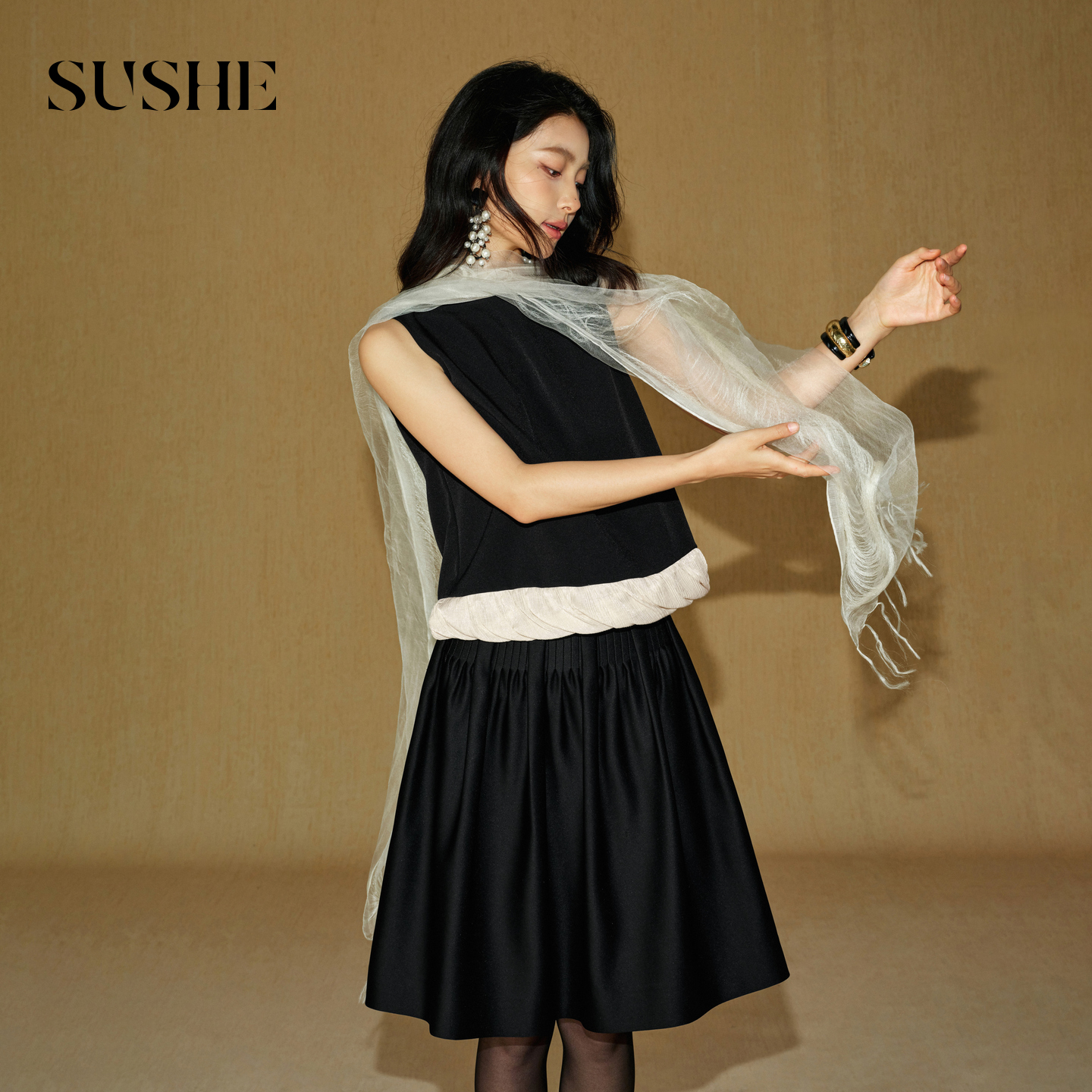 束皙SUSHE 汐夜 气质通勤 一字领琉璃纱拼接设计感显瘦上衣女马甲