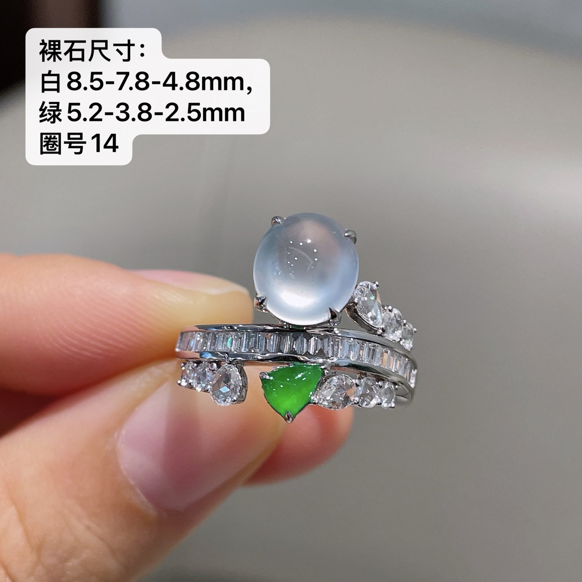 玻璃种起光蛋面冰种阳绿水滴翡翠戒指
