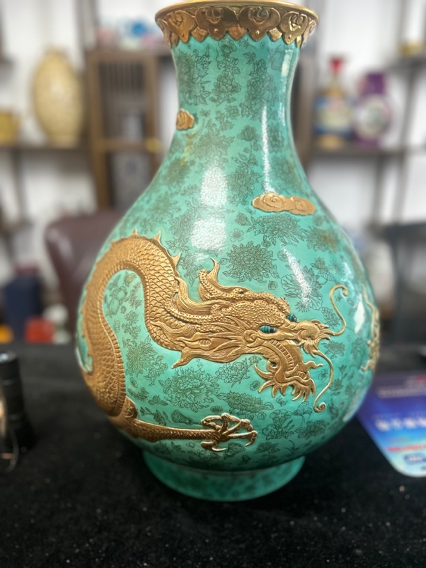 松石绿地描金龙纹赏瓶