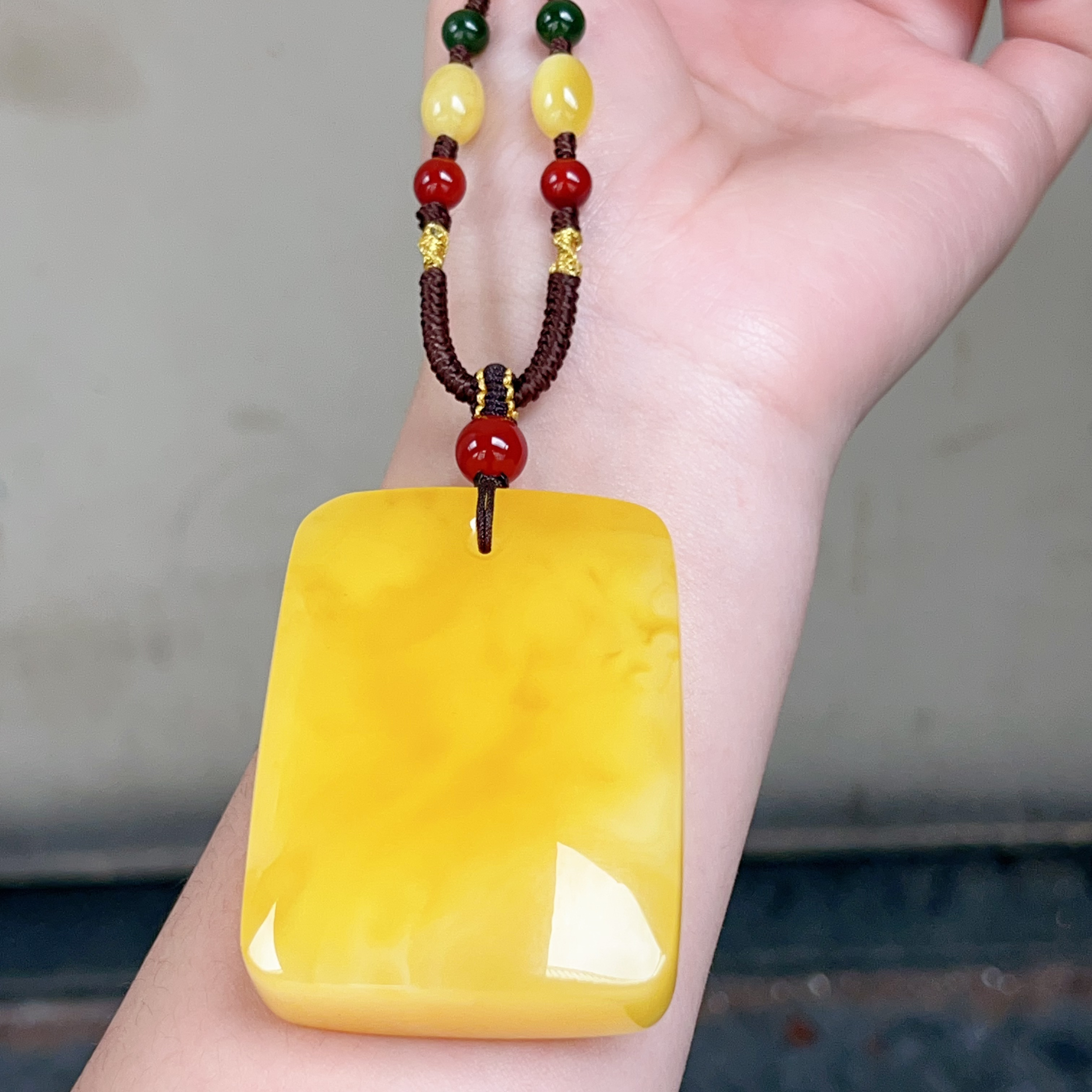 焦皮料蜜蜡无事牌吊坠，蜡质颜色漂亮，无瑕，41.6克，尺寸58-44-18