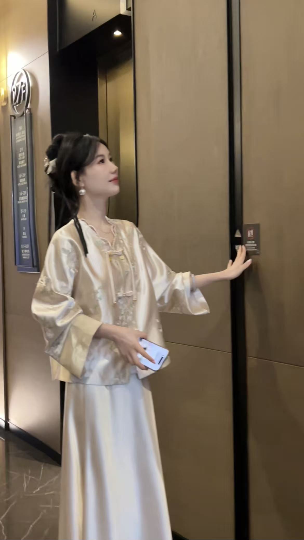 2025秋新中式光泽感刺绣女国风外套国风上衣缎面25056