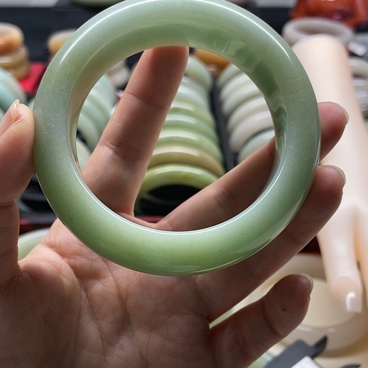 ****r石英质玉未镶嵌经典时尚佘太玉镯