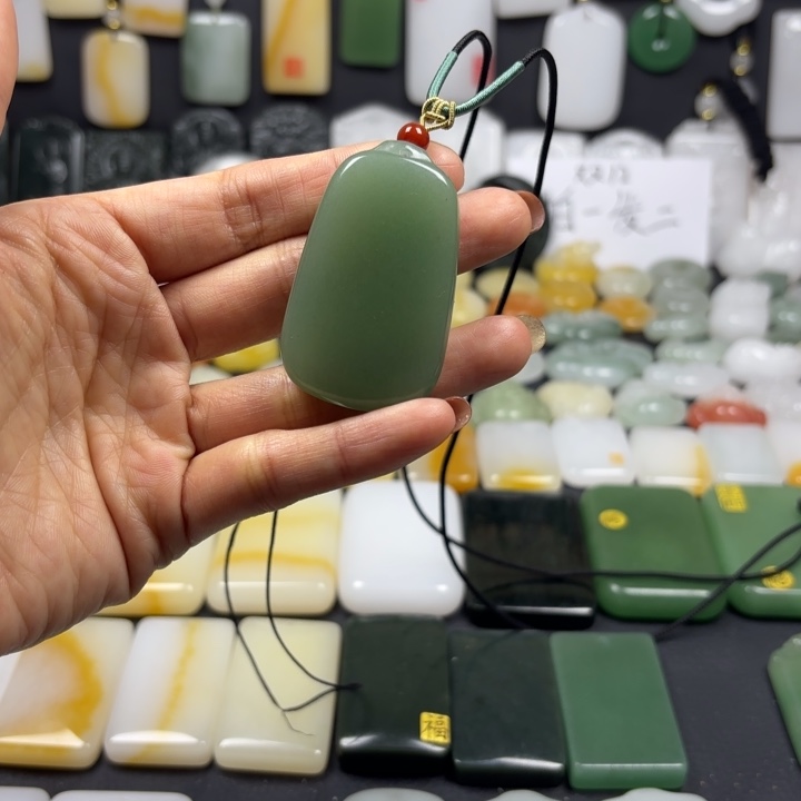 石英质玉（金丝玉）未镶嵌颈饰