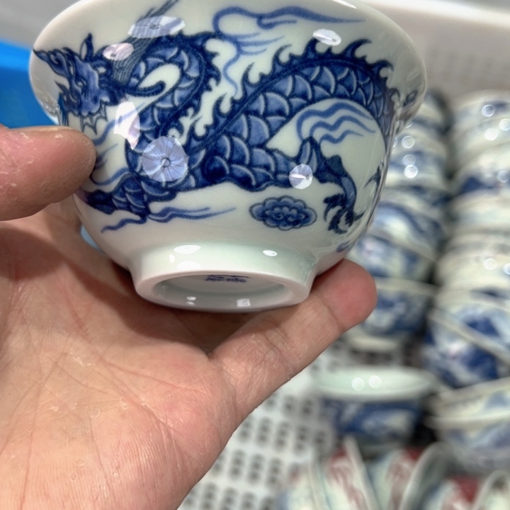 瓷片白青花铠甲龙压手杯全品