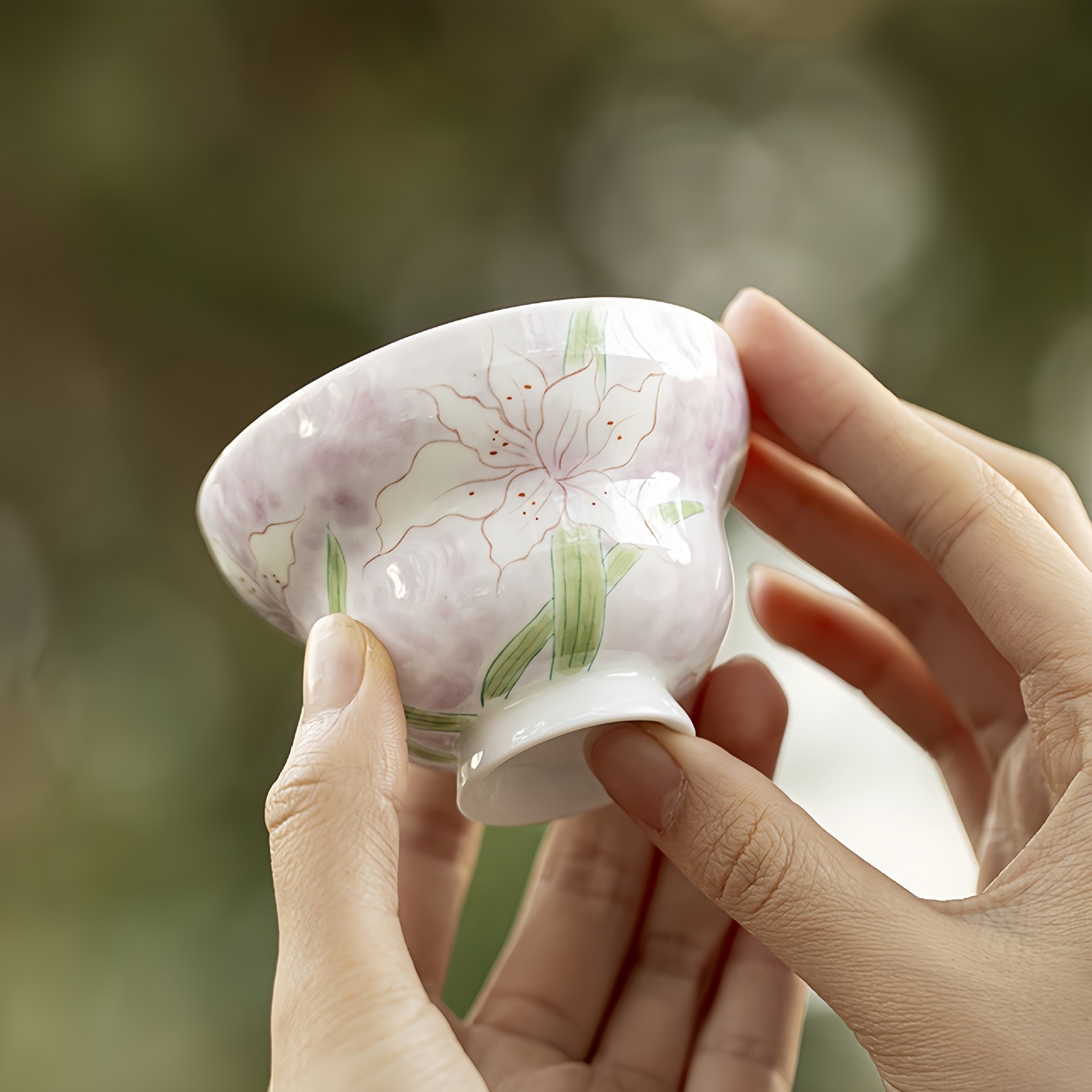 白瓷手绘葫芦茶杯茶具家用陶瓷墨染紫色百合花品茗杯百合紫