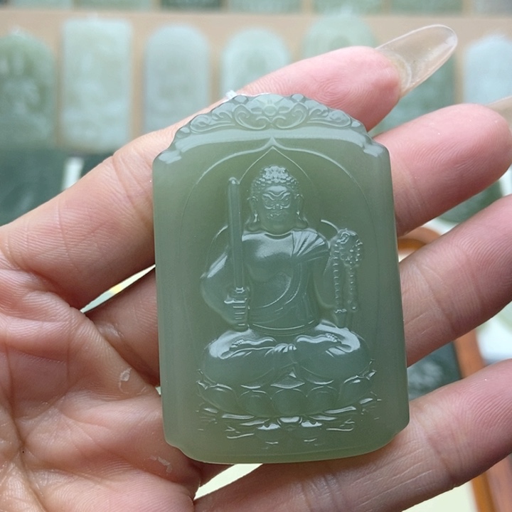 和田玉颈饰未镶嵌我****?