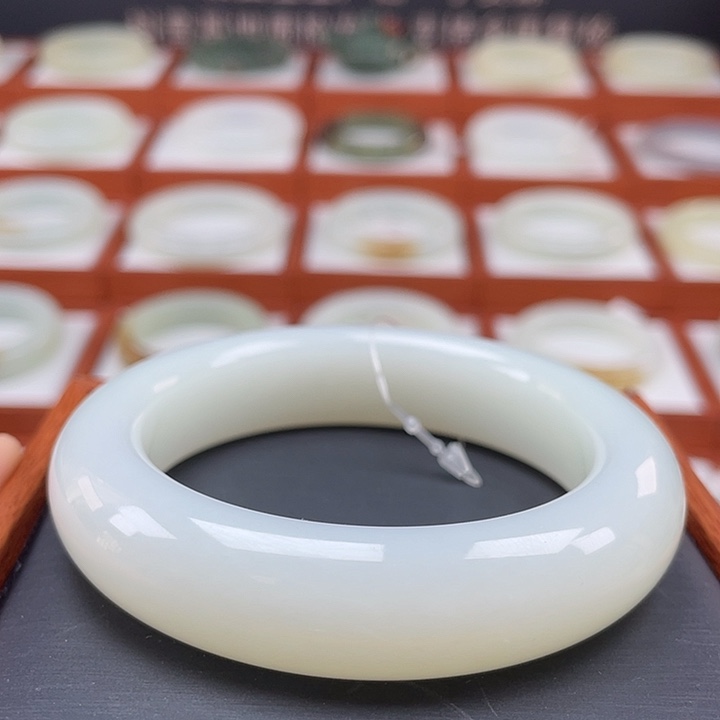 和田玉手镯未镶嵌羊脂级别